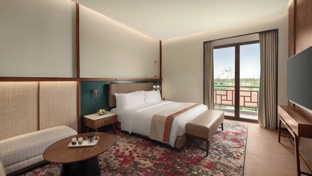 Manor Suite with Balcony | Peralatan tempat tidur premium, gebar bulu kapas, peti besi dalam bilik 