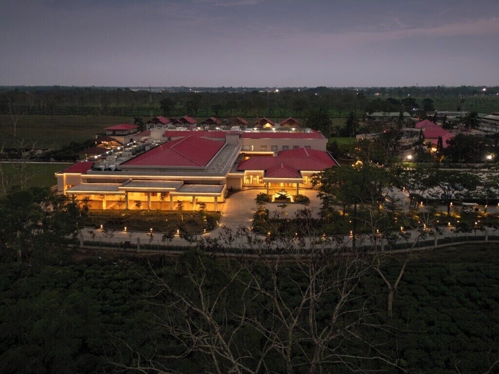 Un extenso complejo hotelero con varias construcciones, un césped cuidado y un paisaje circundante.
