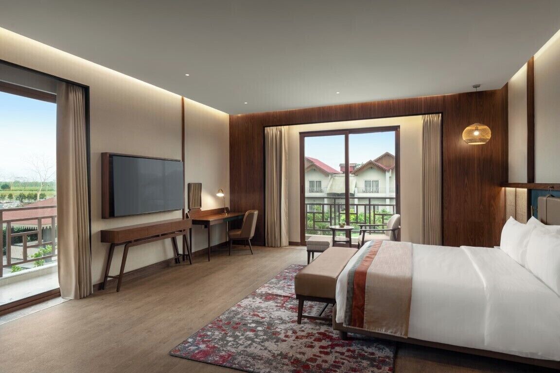Manor Suite with Balcony | Hypo-allergenic bedding, in-room safe, desk, laptop workspace