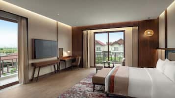 Manor Suite with Balcony | Hypo-allergenic bedding, in-room safe, desk, laptop workspace
