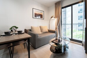 Living area - 5 Star Sukhumvit 1BR apt Pool, Gym, Sauna Thong lo (Krung Thep Maha Nakhon)