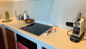 A kitchen with a modern induction cooktop, a toaster, and a kettle. - Brand-New Villa 'Maison Magnolia', Infinity Pool & Sea View above Skopelos Town (Skopelos)