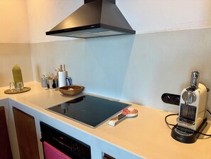 A kitchen with a modern induction cooktop, a toaster, and a kettle. - Brand-New Villa 'Maison Magnolia', Infinity Pool & Sea View above Skopelos Town (Skopelos)