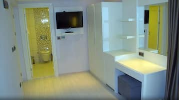 Habitación doble, balcón, vista parcial al mar | Interior