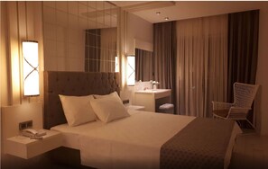 Doppelzimmer, Balkon, eingeschränkter Meerblick