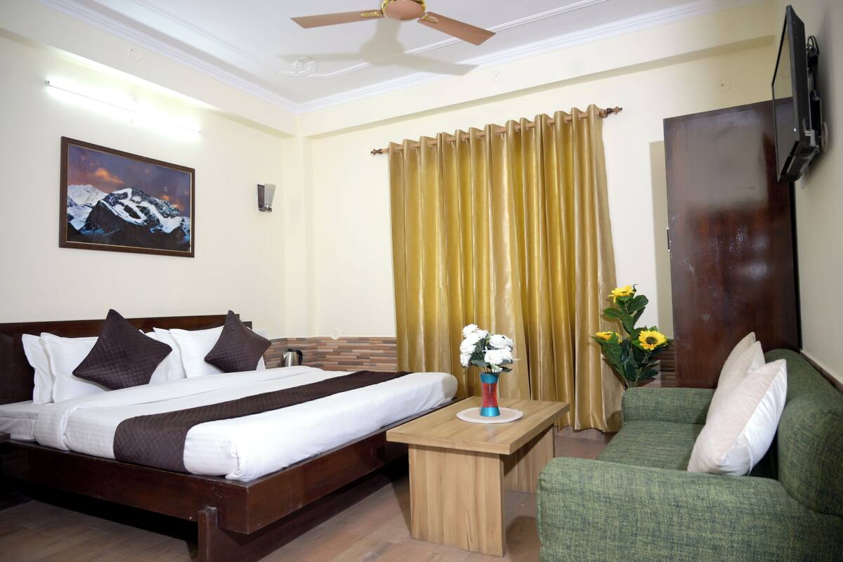 高級客房, 1 張加大雙人床, 露台, 山景