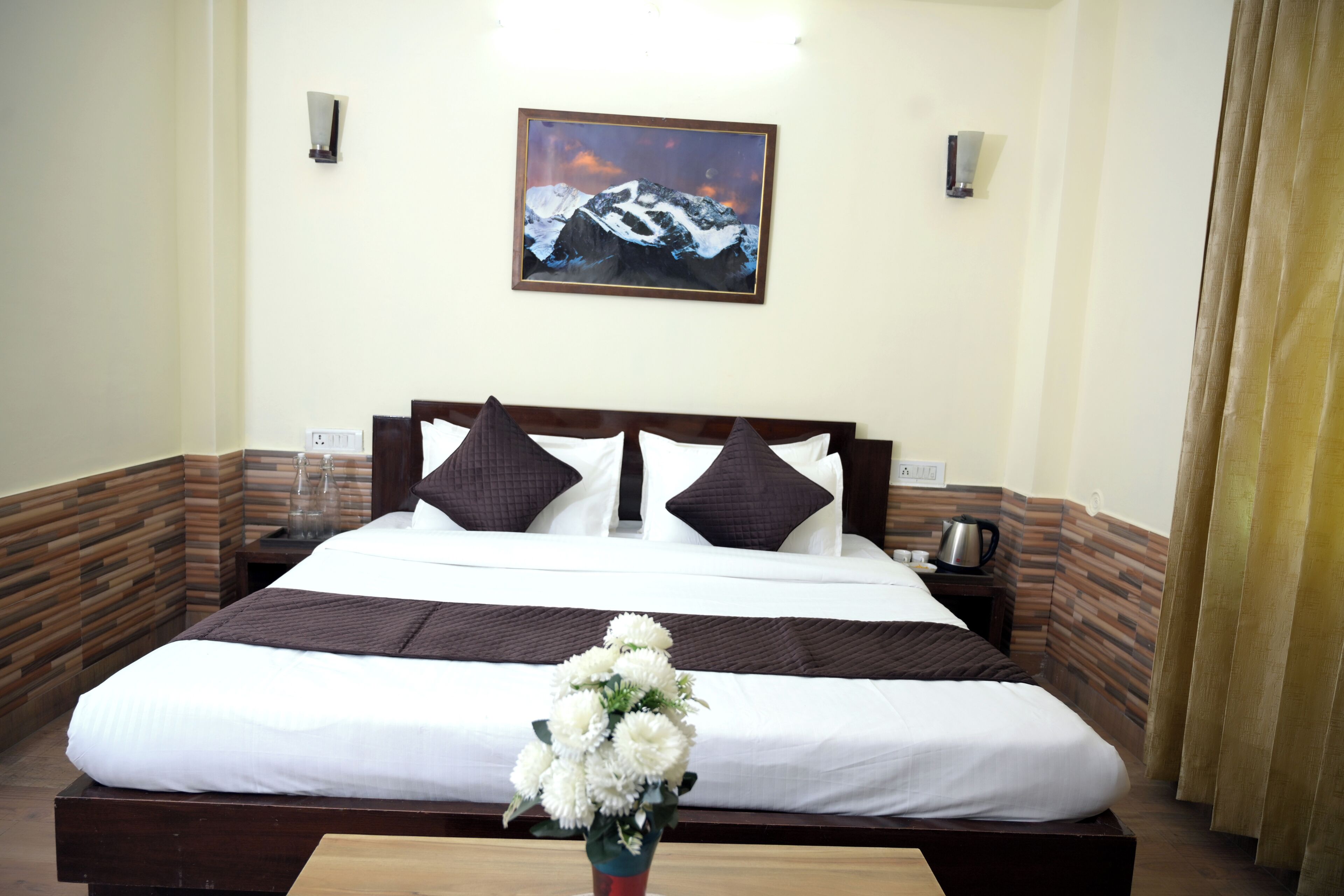 Superior Room, 1 Queen Bed, Balcony, Mountain View | Free WiFi