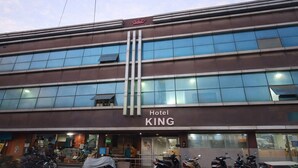 Un edificio de varios pisos con un cartel que dice 'Hotel KING'.