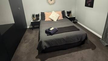 5 Schlafzimmer, Bügeleisen/Bügelbrett, kostenloses WLAN, Bettwäsche