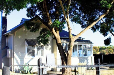 Exterior. 2 Houses+Large bungalow+4 office desk+Netflix