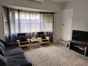 TV - 2 Houses+Large bungalow+4 office desk+Netflix (Stawell)