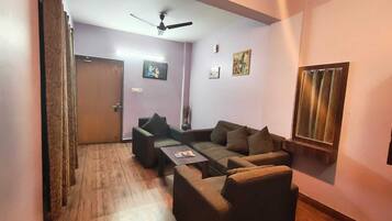 Double Room, Balcony, City View | Living area