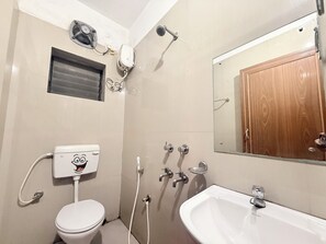 Double Room, Balcony, City View | Bathroom - HOTEL SINTLE PALACE (Bhubaneshwar)