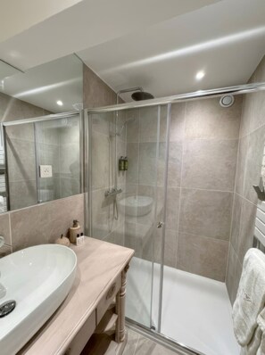 Shower, hair dryer, towels, soap - Holiday home with swimming pool 10 minutes walk from the Village of Gordes (Gordes)