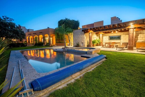Angelic 2BR Nest - Pool & Hot Tub