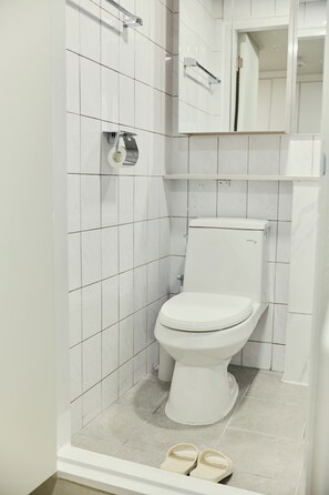Hiustenkuivaaja, pyyhkeet, saippua, vessapaperi