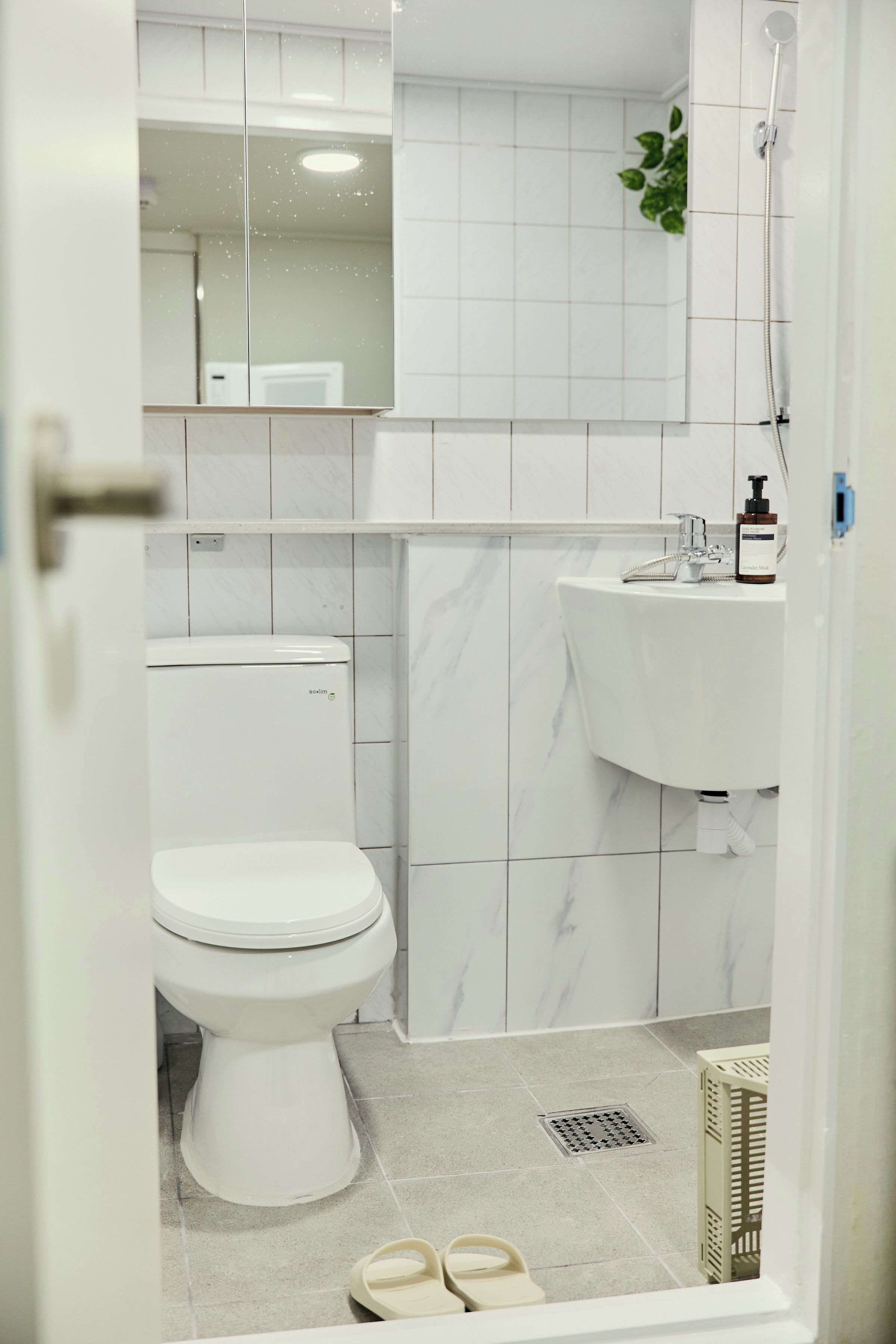 Sèche-cheveux, serviettes fournies, savon, papier toilette