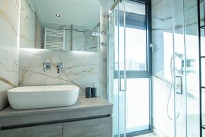 Shower, hair dryer, towels, soap - Luxury Penthouse w/ Acropolis View + Private Apt (Athina)
