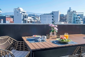 Outdoor dining - Luxury Penthouse w/ Acropolis View + Private Apt (Athina)