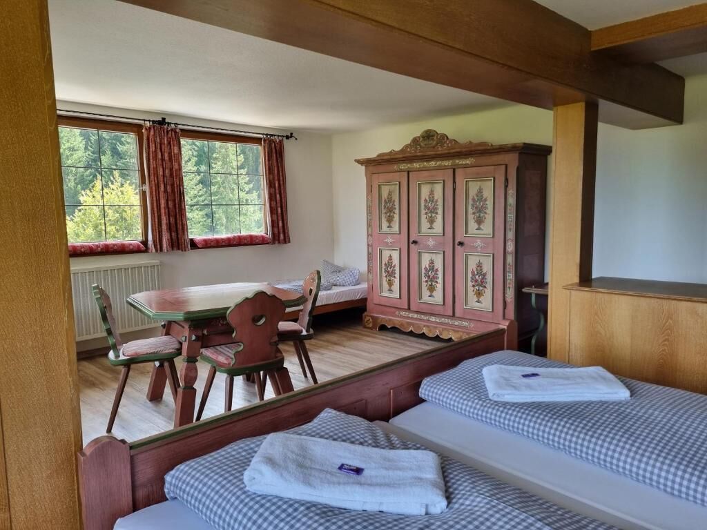 Quadruple Room, Mountain View | Peralatan tempat tidur hipoalergenik, meja, Wi-fi percuma, cadar katil 