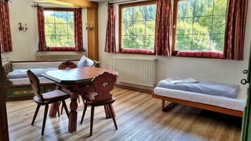 Chambre Quadruple, vue montagne | Intérieur