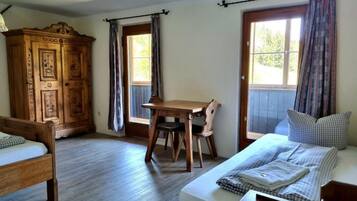 Dreibettzimmer, Balkon, Bergblick