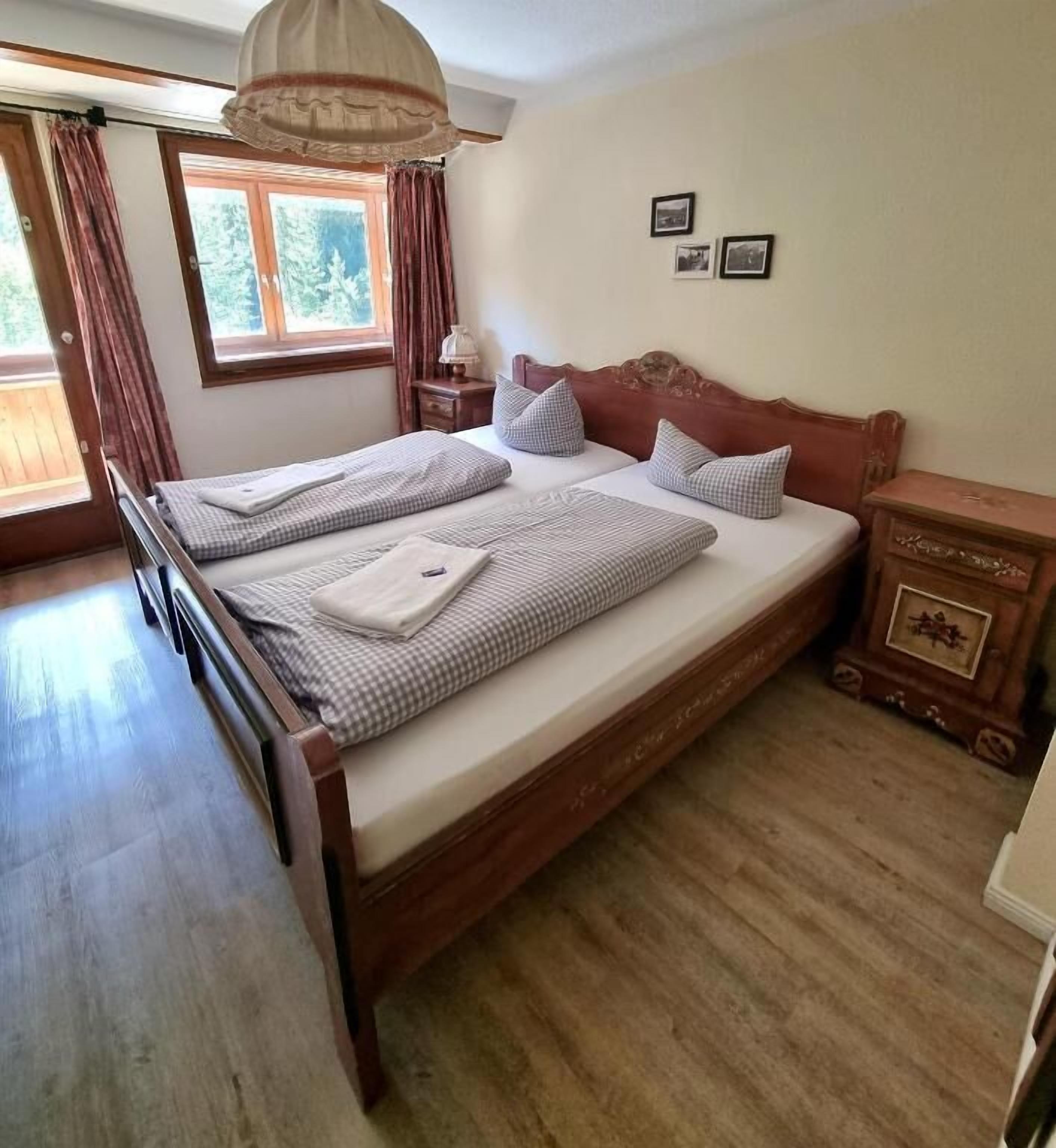Tweepersoonskamer, balkon, uitzicht op bergen | Hypoallergeen beddengoed, een bureau, gratis wifi, beddengoed