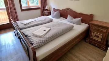 Tweepersoonskamer, balkon, uitzicht op bergen | Hypoallergeen beddengoed, een bureau, gratis wifi, beddengoed