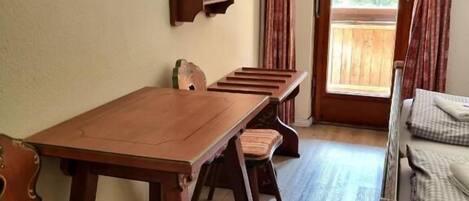 Chambre Double, balcon, vue montagne | Intérieur