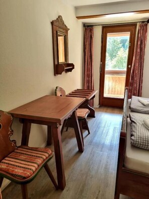 Habitación doble, balcón, vistas a la montaña | Interior