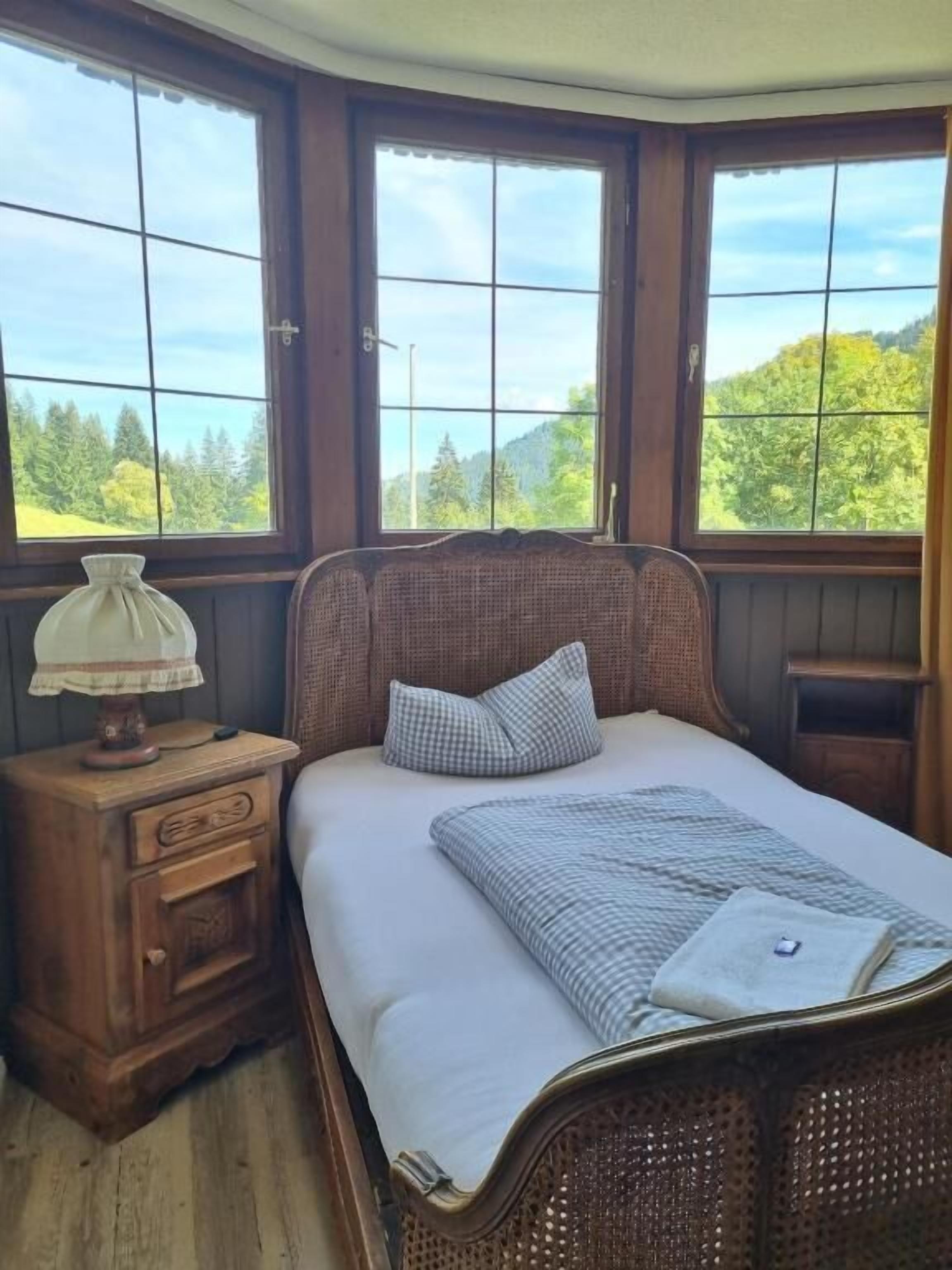 Hypo-allergenic bedding, desk, free WiFi, bed sheets