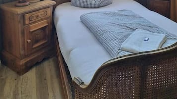 Hypo-allergenic bedding, desk, free WiFi, bed sheets