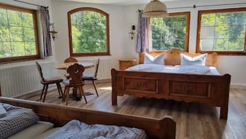 Quarto quádruplo, vista para a montanha | Roupas de cama antialérgicas, escrivaninha, Wi-Fi de cortesia