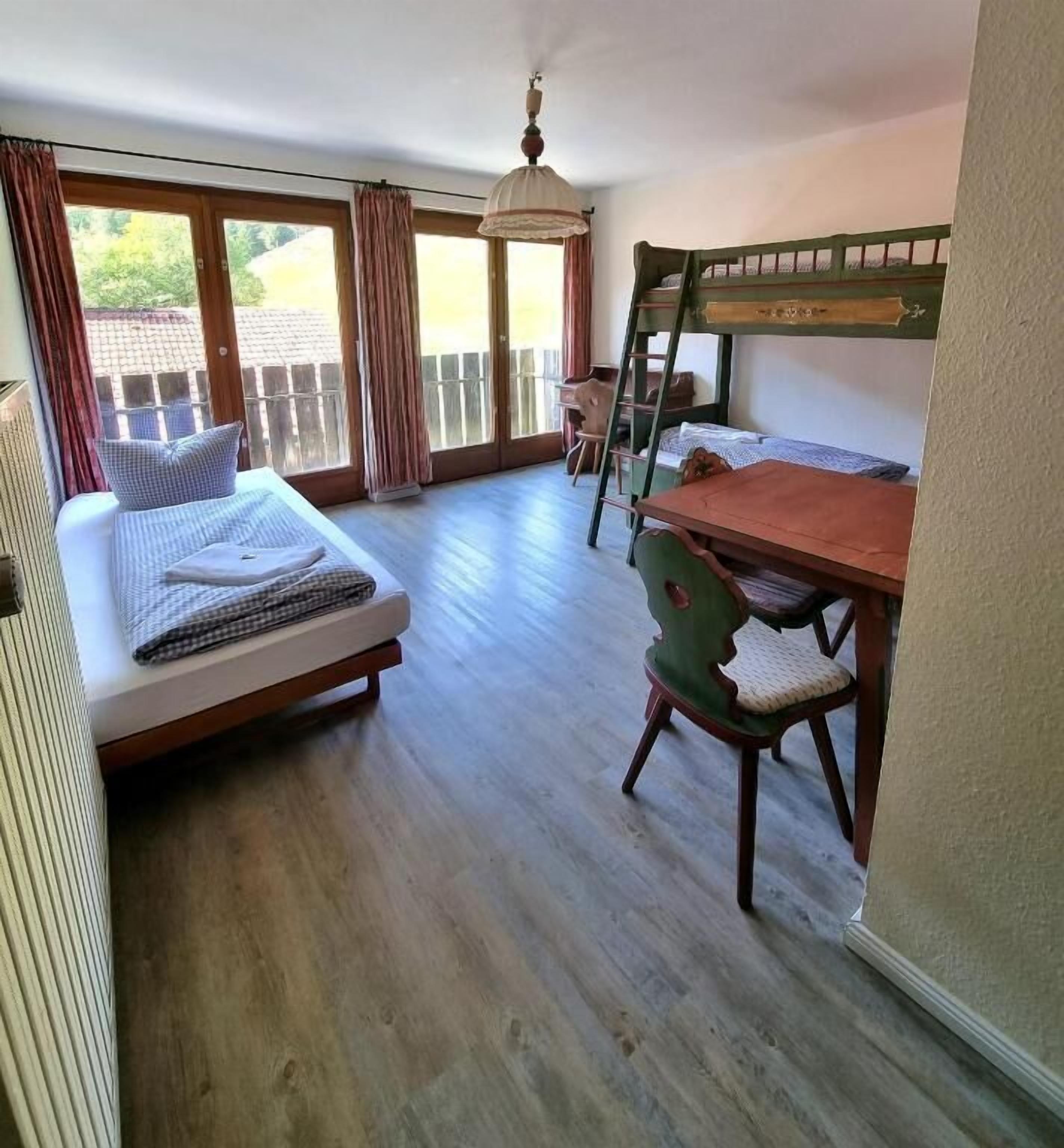 Zimmer, Balkon, Bergblick | Allergikerbettwaren, Schreibtisch, kostenloses WLAN, Bettwäsche