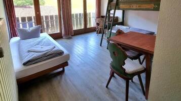 Zimmer, Balkon, Bergblick | Allergikerbettwaren, Schreibtisch, kostenloses WLAN, Bettwäsche