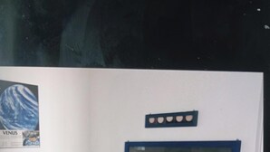 A room with a white dresser, a wicker chair, a small table with a pineapple, and a wall-mounted TV. - Ada Stromboli House in Piscità, close to the beach and the Cave of Aeolus. (Stromboli)