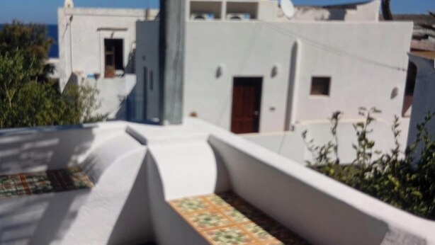 A white building with a flat roof, a small door, and a window. - Ada Stromboli House in Piscità, close to the beach and the Cave of Aeolus. (Stromboli)