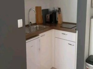 สตูดิโอ (Studio Apartment with Balcony 2) | ครัวส่วนตัว | ตู้เย็น