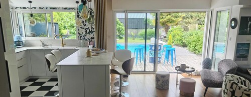 Villa with south-facing swimming pool, a haven of peace on the outskirts of Vannes and the Gulf.
