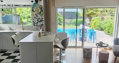 Villa with south-facing swimming pool, a haven of peace on the outskirts of Vannes and the Gulf.