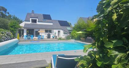 Villa with south-facing swimming pool, a haven of peace on the outskirts of Vannes and the Gulf.