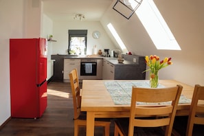 Fridge, oven, stovetop, dishwasher - Ideal f. Couples & families: 2 bedrooms, kitchen, plenty of space & gym (Augsburg)
