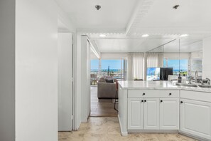 Interior - Ocean, Sunset View, Ilikai Resort (Honolulu)