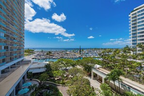 Property grounds - Ocean, Sunset View, Ilikai Resort (Honolulu)
