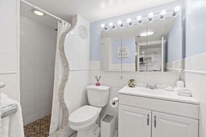 Hårtørrer, håndklæder, Sæbe, Toiletpapir
