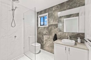 Hair dryer, towels, soap, toilet paper - Greenwith Getaway (Greenwith)