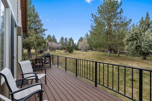 Outdoor dining - Serene & Secluded Eagle Crest Chalet (Redmond)