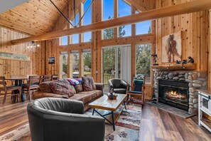 TV, fireplace, DVD player - Serene & Secluded Eagle Crest Chalet (Redmond)
