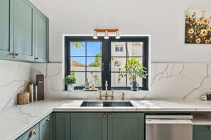 Private kitchen - Modern 3BR Villa w/ Private Pool, BBQ & 4 Baths (Noord)