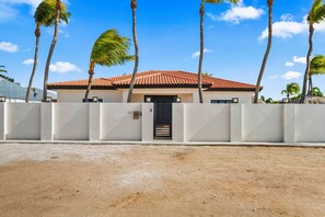 Exterior - Modern 3BR Villa w/ Private Pool, BBQ & 4 Baths (Noord)
